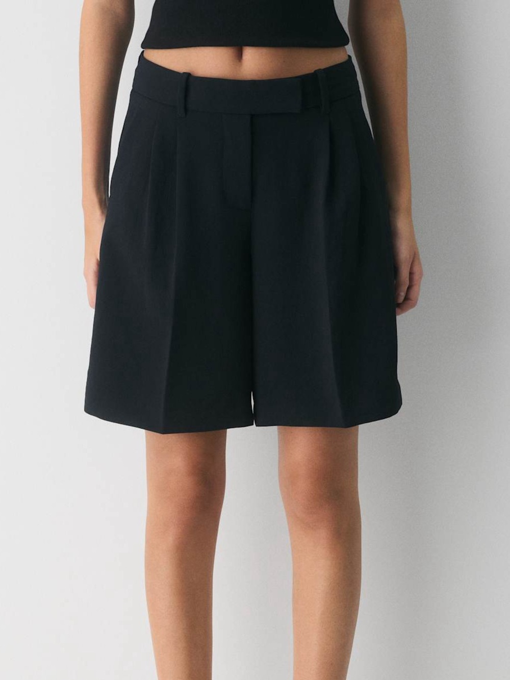 Wilfred Aritzia Lunette Shorts Low-Rise Crepette Black